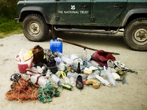 Stern_NationalTrust_WorkingHoliday_PendowerBeach_CleanUp_Seeland_Photographer_AndrewMontgomery-006246